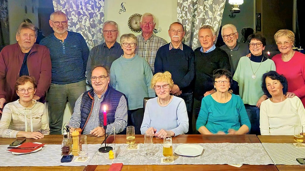 Diese Frauen und Männer (zwei Mitstreiter fehlen auf dem Bild) engagieren sich ehrenamtlich dafür, dass die Öffnungszeiten im Alten Wachhaus aufrechterhalten werden können. Sie waren deshalb kürzlich zu einer Dankeschönfeier in ein örtliches  Restaurant eingeladen.