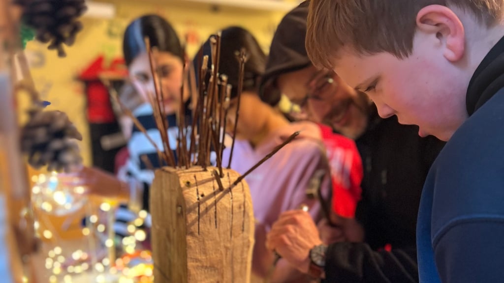 Die Kinder im Rauhen Haus, wie Marvin vorn im Bild, sind Fans des neuen Angebots mit Andreas Brüggemann (zweiter von rechts).