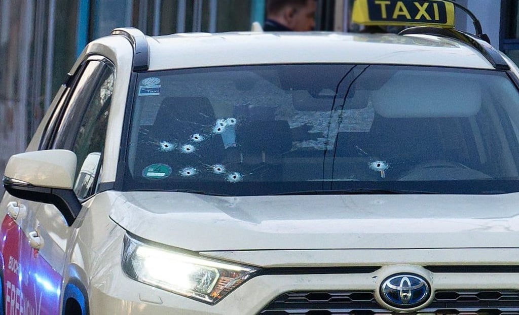 Auf das Taxi wurden mehrere Schüsse abgegeben - vor allem auf die Beifahrerseite.