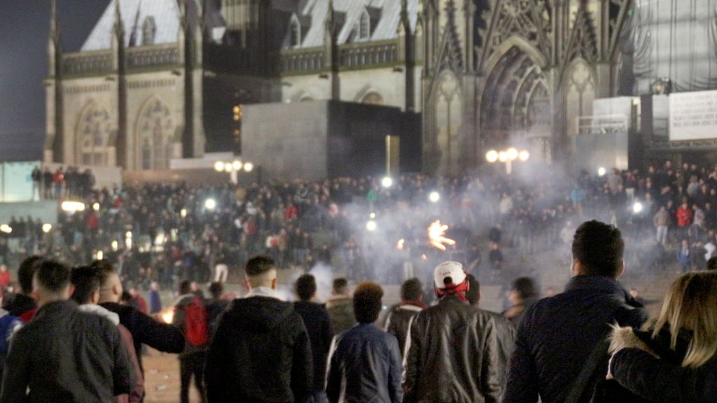 Junge Männer auf dem Platz vor dem Dom und keine Polizei weit und breit - so blieb die Kölner Silvesternacht visuell in Erinnerung. Viele Frauen wurden in der Nacht Opfer sexueller Übergriffe. (Archivbild)