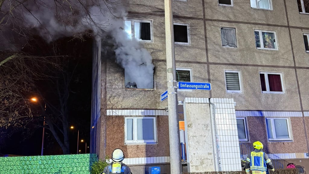 Bei einem Wohnungsbrand in Magdeburg verletzte sich eine Person bei einem Sprung aus einer Wohnung.