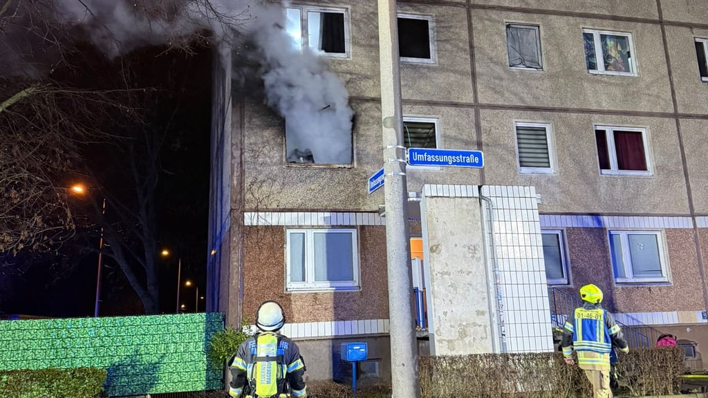Bei einem Wohnungsbrand in Magdeburg verletzte sich eine Person bei einem Sprung aus einer Wohnung.