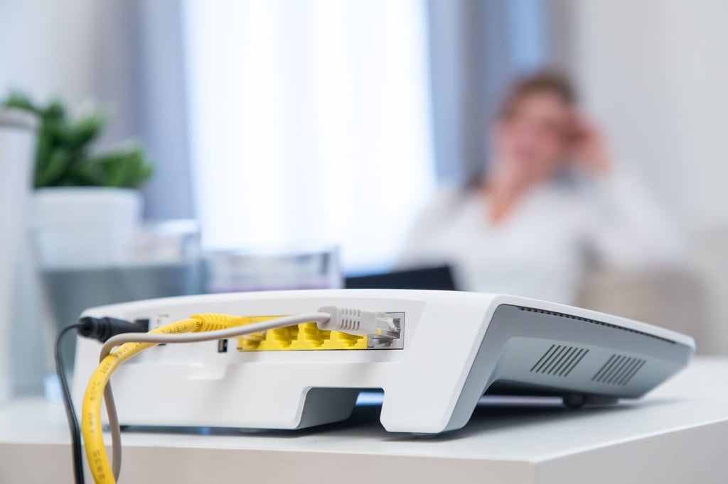 Kommt der Glasfaseranschluss, kann der alte Router (Bild) oft stehen bleiben, wenn er mit einem neuen Modem verbunden wird.