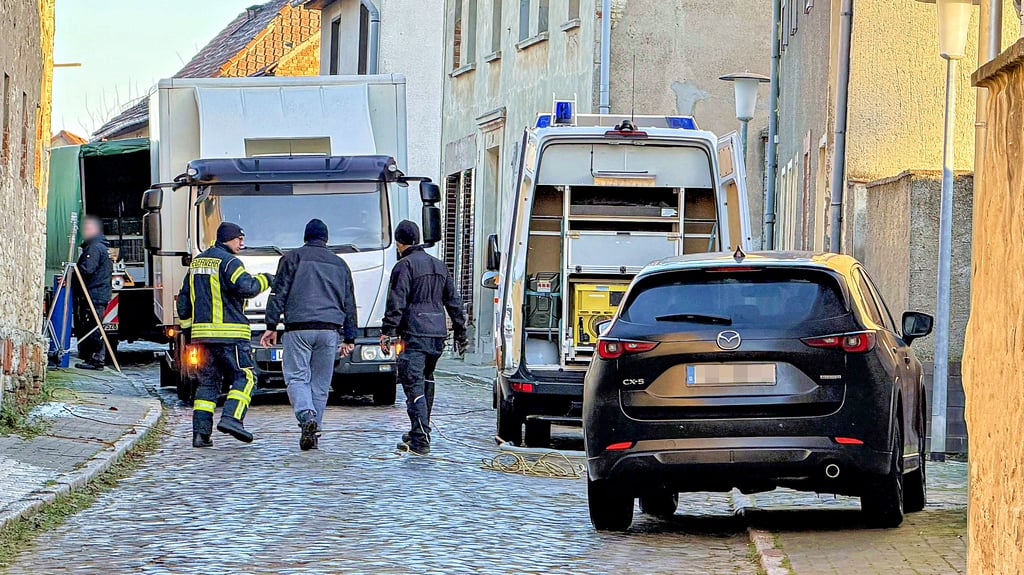 Die Polizei ist am Sonntag zu einem Großeinsatz in einer ehemaligen Arztpraxis in Cochstedt ausgerückt. 
