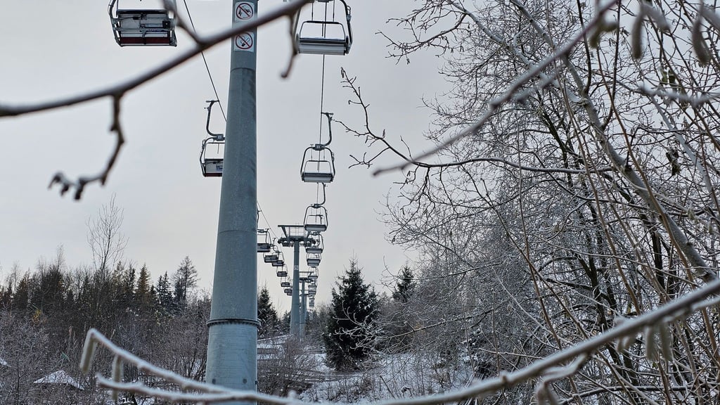 In höheren Lagen hat sich über Nacht eine geschlossene Schneedecke gebildet – rechtzeitig für den Start der Skisaison in Oberwiesenthal. (Archivbild)