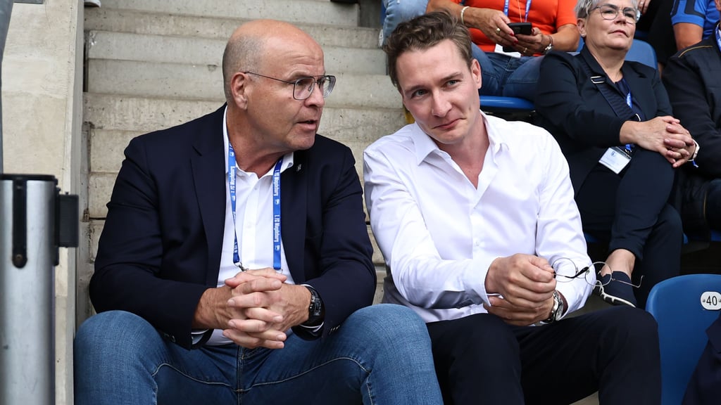 Blickt auf die nächsten Jahre voraus: FCM-Geschäftsführer Martin Geisthardt, hier rechts mit Präsident Jörg Biastoch bei einer Veranstaltung im Sommer 2025.