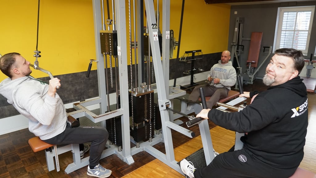 Thomas Kunze (li.), Sven Wendeborn und Patrick Tetzel (v.l.) im X-Sports Studio Sangerhausen: Sie haben ihre guten Vorsätze zur Routine gemacht.