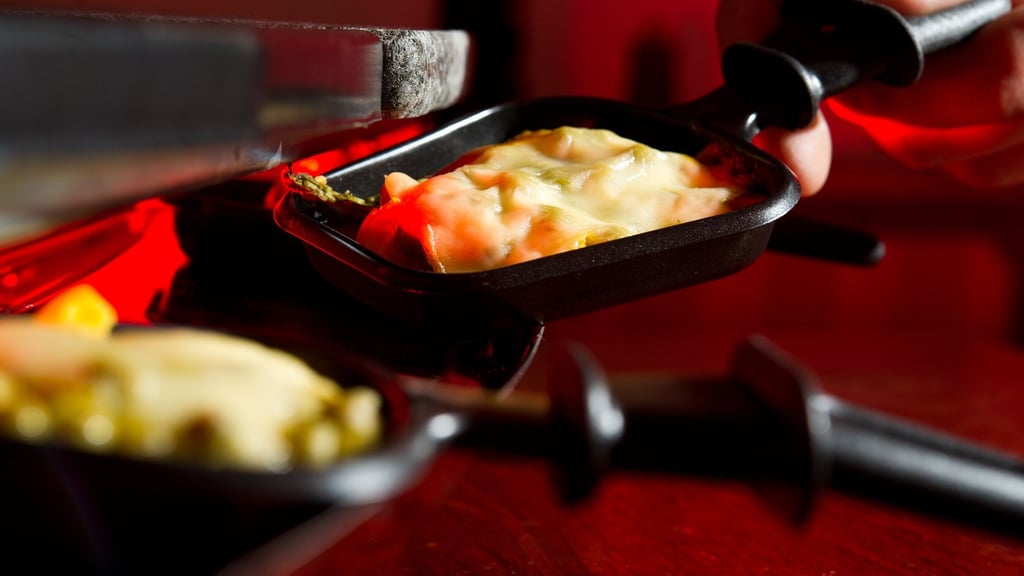 Was brutzelt da? Die Rinde mancher Raclette-Käsesorten sollte man vor dem Erhitzen einen halben Zentimeter abschneiden.