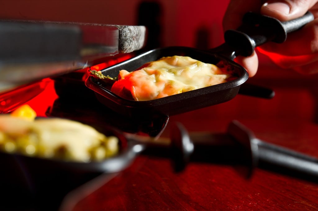 Was brutzelt da? Die Rinde mancher Raclette-Käsesorten sollte man vor dem Erhitzen einen halben Zentimeter abschneiden.