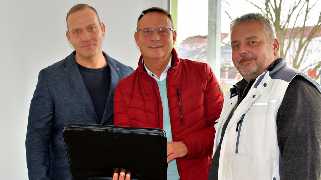 Die Wohnungsgenossenschaft Gardelegen hat eine Wohnung an der Bertolt-Brecht-Straße  komplett behindertengerecht umgebaut, hier Pflegedienstleiter Dennis Beier (von links), WGG-Vorstand Henri Schulz und WGG-Technikleiter Dietmar Przybyl bei einem Vor-Ort-Termin. 