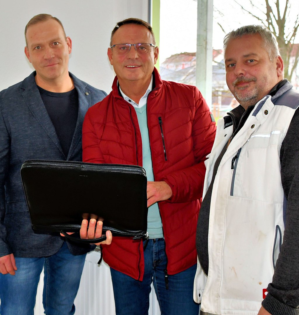 Die Wohnungsgenossenschaft Gardelegen hat eine Wohnung an der Bertolt-Brecht-Straße  komplett behindertengerecht umgebaut, hier Pflegedienstleiter Dennis Beier (von links), WGG-Vorstand Henri Schulz und WGG-Technikleiter Dietmar Przybyl bei einem Vor-Ort-Termin. 