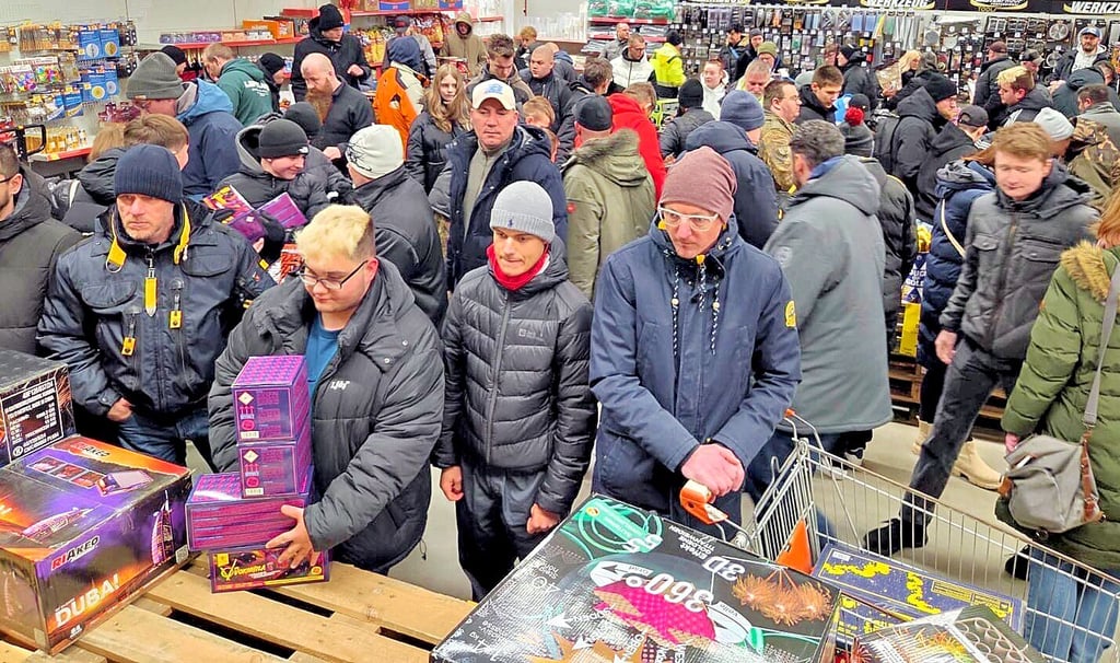 Morgens um 6 Uhr herrscht bei Zimmermann im BiWo-Center der Ausnahmezustand. Die Leute wollen Feuerwerk. 