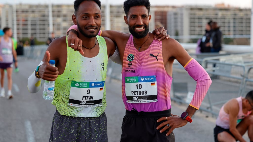 Samuel Fitwi (l) und Amanal Petros lieferten sich beim Silvesterlauf in Trier ein Duell. (Archivbild)