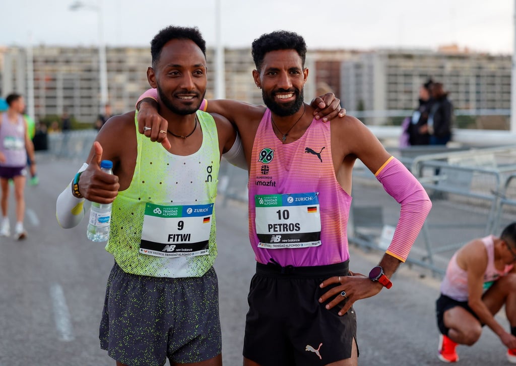 Samuel Fitwi (l) und Amanal Petros lieferten sich beim Silvesterlauf in Trier ein Duell. (Archivbild)