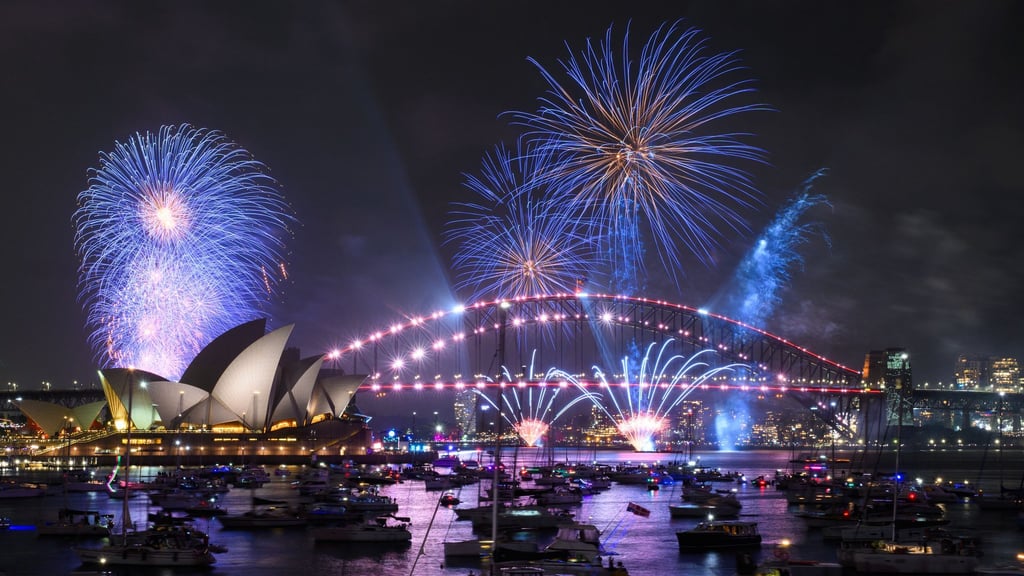 Bald ist es auch in Sydney soweit - mit einem Vor-Feuerwerk wird hier schon vor Mitternacht gefeiert.