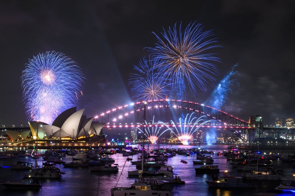 Bald ist es auch in Sydney soweit - mit einem Vor-Feuerwerk wird hier schon vor Mitternacht gefeiert.