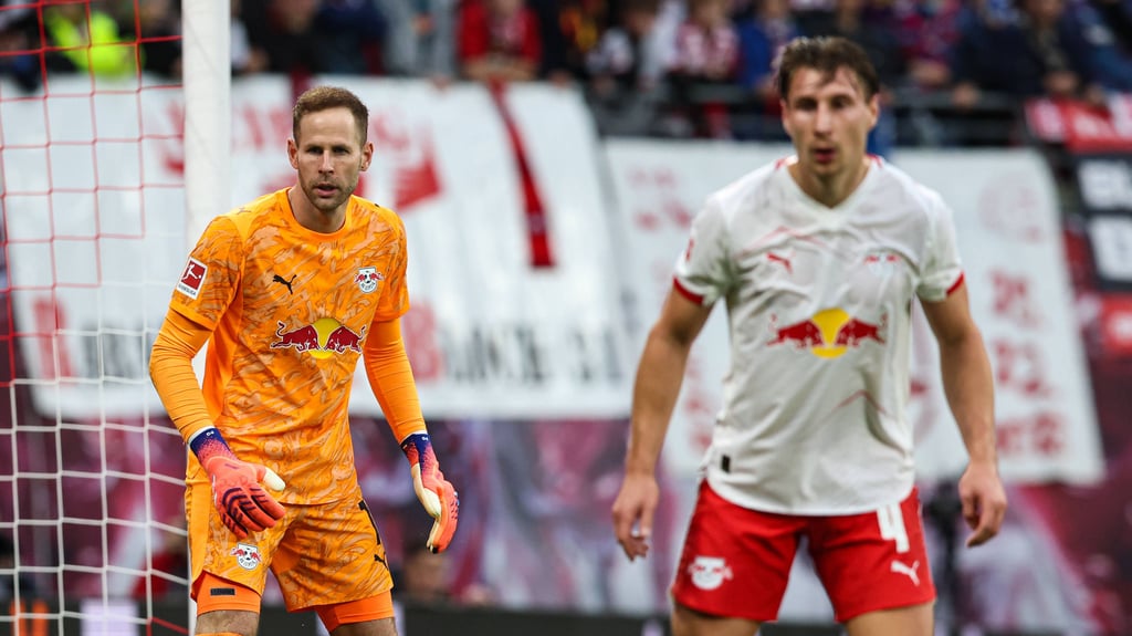 Peter Gulacsi (l.) und Willi Orban im Bundesliga-Spiel gegen den VfB Stuttgart.