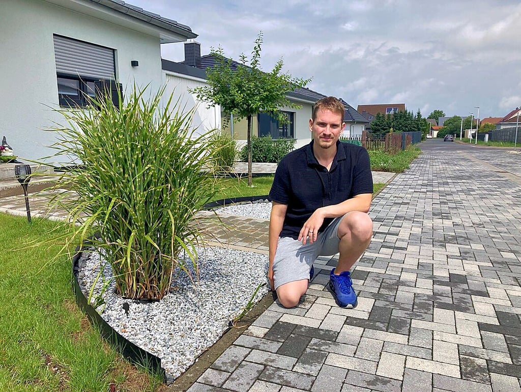Adrian Herbst vor seinem umgestalteten Vorgarten