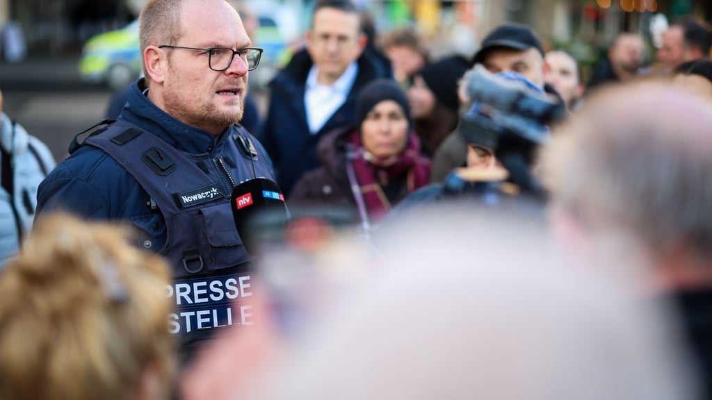Die Ermittler prüfen Videosequenzen aus einem angrenzenden Parkhaus mit maskierten Personen und zwei Fahrzeugen.