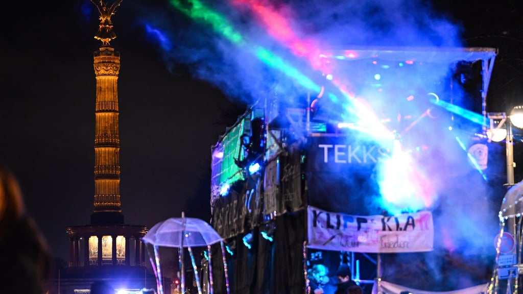 Eine als Demonstration angemeldete Party findet am Silvesterabend in Berlin nahe der Siegessäule statt.