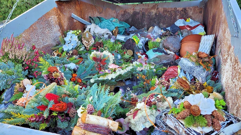 Der Anblick von  entsorgtem Grabschmuck hat in  Prettin Verärgerung und Entsetzen ausgelöst.