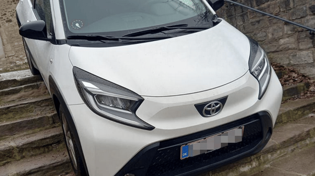 Ein Däne hat an der Ascherslebener Margarethenkirche mit seinem Kleinwagen offensichtlich die Orientierung verloren. Schnell ging der Vorfall in den sozialen Netzwerken viral.