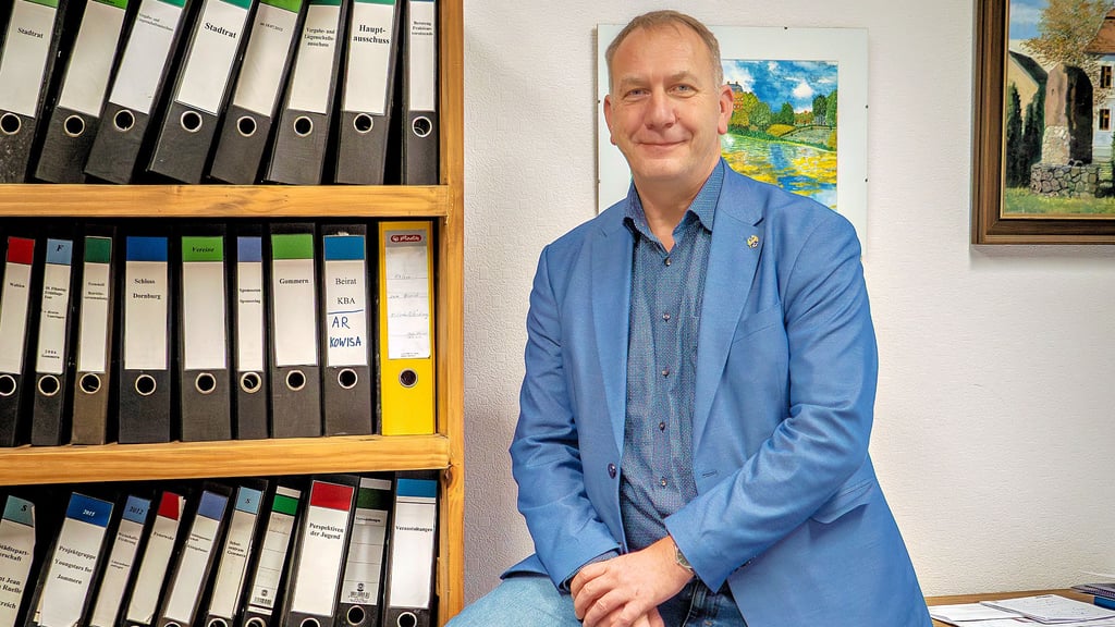 Gommerns Bürgermeister Jens Hünerbein (parteilos) in seinem Büro. Im Interview mit der Volksstimme blickt er auf das Jahr 2025 zurück und wagt Ausblicke auf 2026.