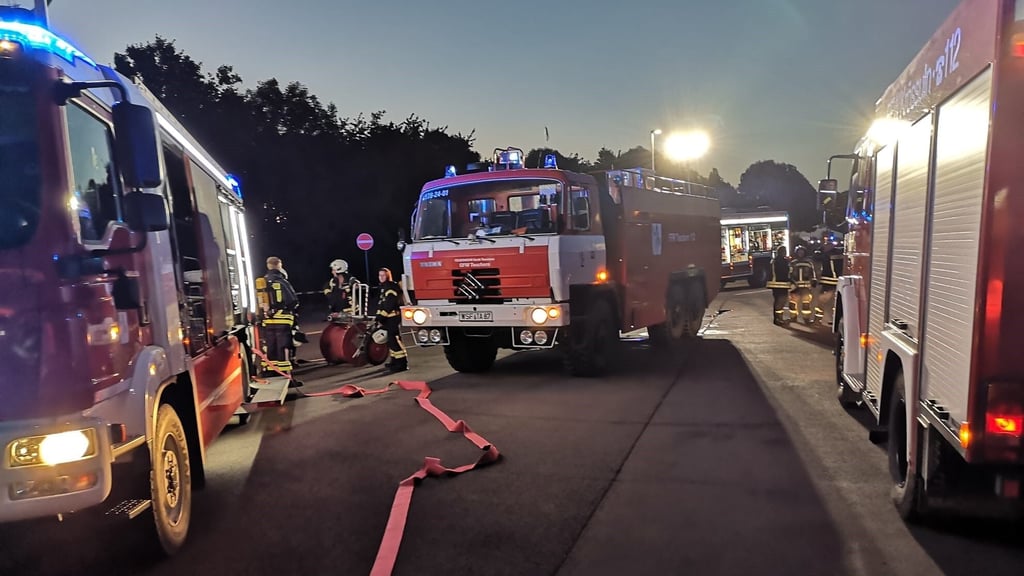 Das alte Tanklöschfahrzeug Ortswehr Teuchern – hier bei einem Einsatz am Rastplatz Osterfeld im letzten Jahr – muss ersetzt werden. 