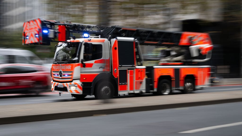Die Feuerwehr in Braunschweig rettet sechs Bewohner aus einem brennenden Haus. (Symbolbild)