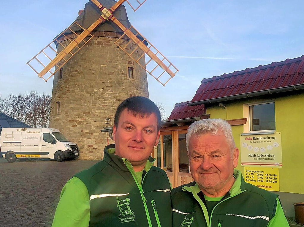 Holger Trautmann (r.) und sein Sohn Benno Trautmann vor ihrer Holländermühle in Lodersleben. 