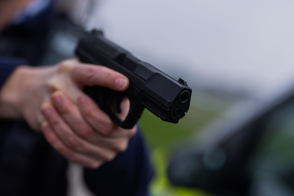 Berliner Polizisten gaben 2025 im Einsatz mehr als 150 Mal Schüsse ab. (Symbolbild)