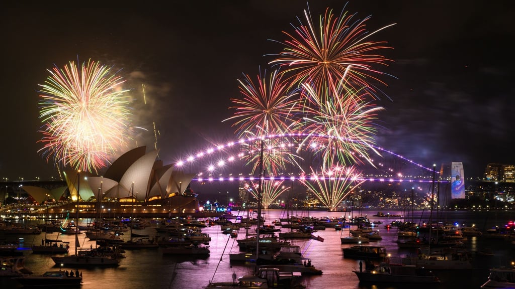 Sydney hat das neue Jahr wieder mit einem gigantischen Feuerwerk begrüßt.