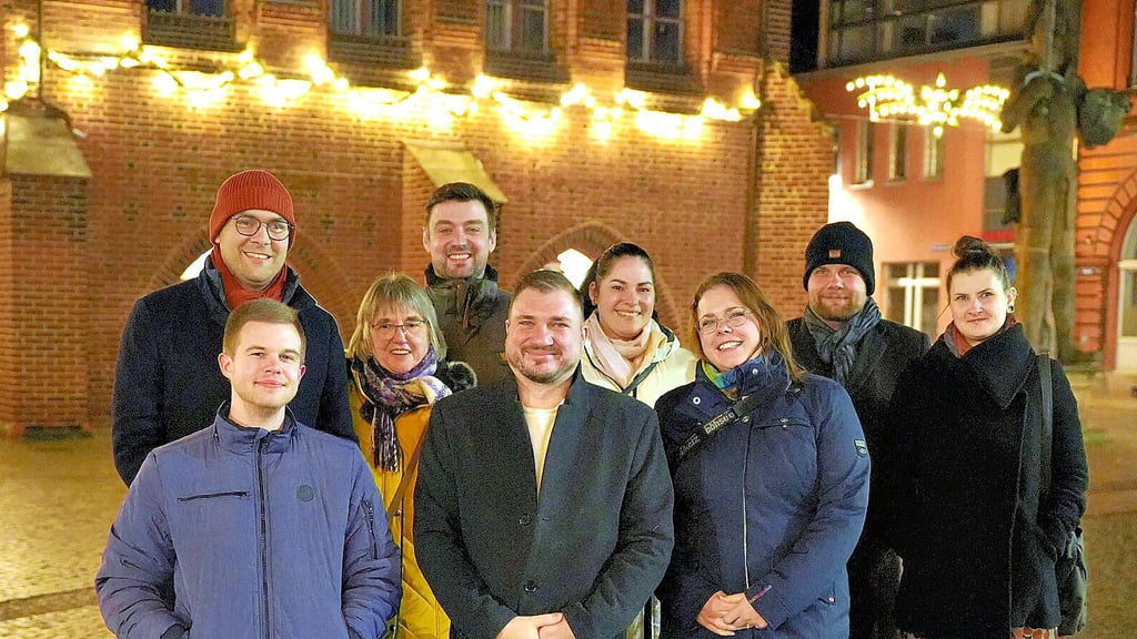 Nach 17 Jahren haben sich die Stadtführerkinder mit ihrer damaligen Leiterin Evelyn Gröpler (Dritte von links) wieder getroffen (vorne von links): Ian Oeser, Christoph Rebel, Nicole Muskulus sowie (hinten von links): Sascha Bernert, Felix Goder, Silvana Rüge, Friedemann Ludwig und Julia Seyer.