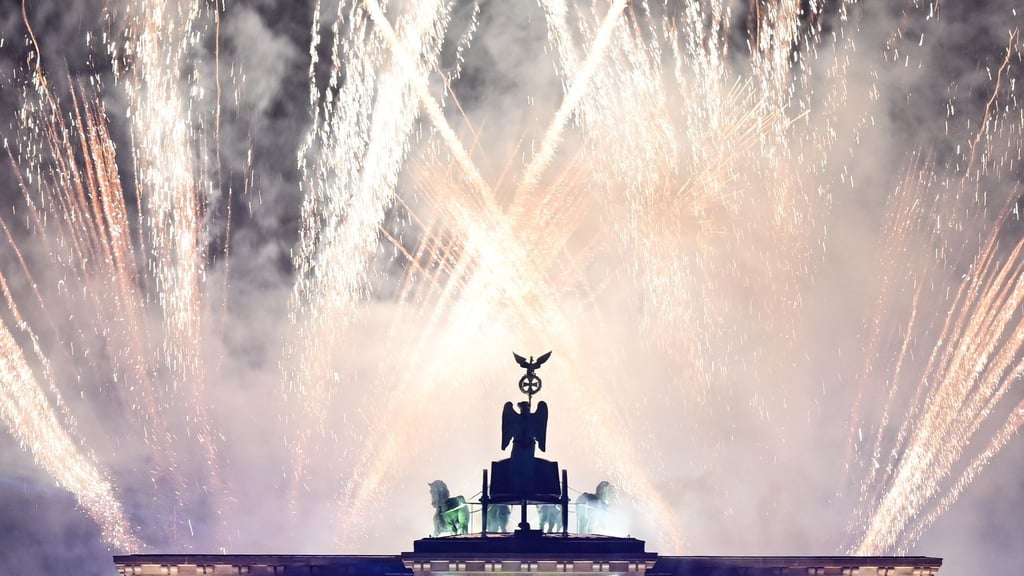 Über dem Brandenburger Tor gab es um Mitternacht ein eindrucksvolles Feuerwerk.