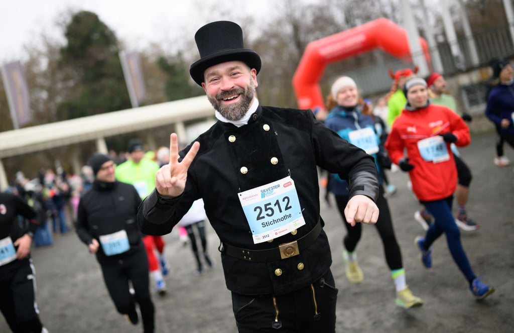 Viele Läufer und Läuferinnen lassen das Jahr beim Silvesterlauf in Hannover sportlich ausklingen.