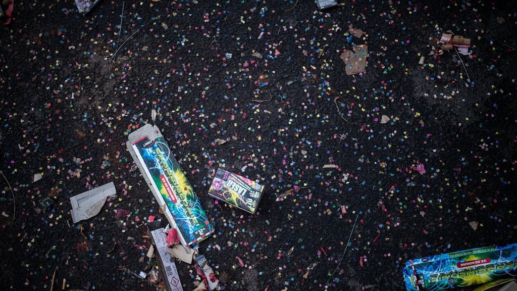 Nach der Party ist vor dem Aufräumen - doch wohin mit den Überresten von Feuerwerkskörpern, Konfetti und Co.?
