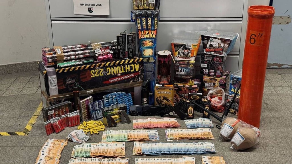 Die Beamten fanden sowohl legale als auch illegale Feuerwerkskörper.