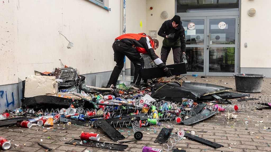 Ein Bild der Verwüstung: Der Snackautomat an der Eintracht-Sporthalle in Gommern wurde gesprengt. Vertreter des Eigentümers waren danach damit beschäftigt, die Überreste des Automaten wegzuräumen. Der Busverkehr für die Schüler des anliegenden Gymnasiums war in dieser Zeit eingeschränkt, da Teile des Automaten bis  in die Wendeschleife flogen, die daher gesperrt werden musste.