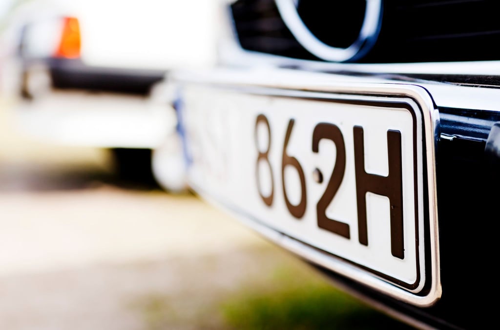 Offizieller Oldtimer: Ist ein Fahrzeug mindestens 30 Jahre alt, können Halter auch ein H-Kennzeichen beantragen - H für „historisch“.