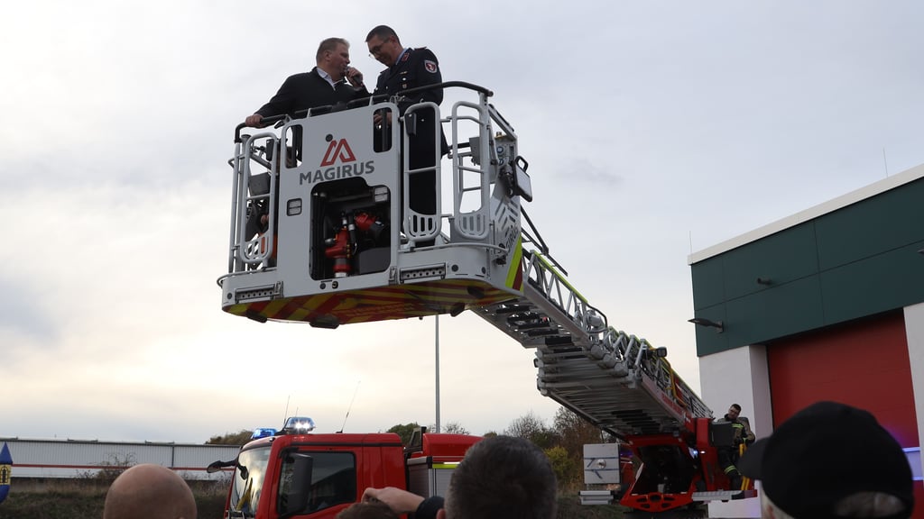 Barleben Bürgermeister Frank Nase (links) und Wehrleiter Daniel Säuberlich führen Ende Oktober den neuen Hubrettungswagen der Feuerwehr vor.