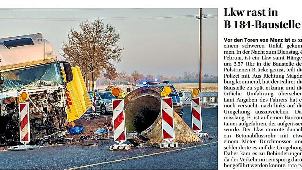 Foto vom Unfall in der Menzer Baustelle auf der B 184, wo eine neue Brücke gebaut wurde. Der Lkw hatte die geänderte Straßenführung zu spät gesehen.
