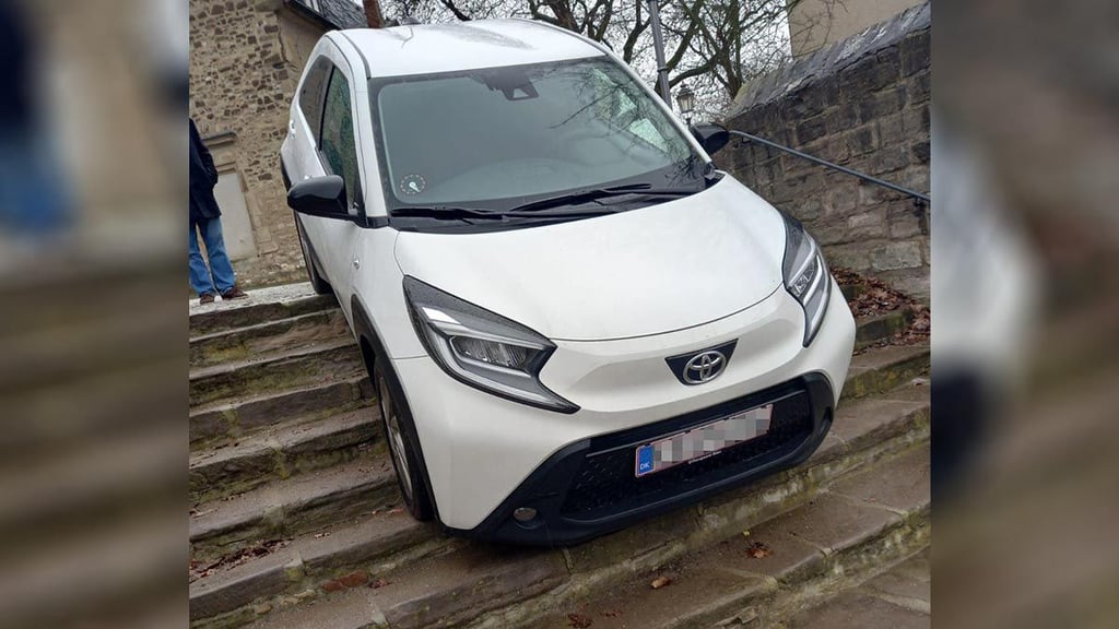Ein Däne hat an der Ascherslebener Margarethenkirche mit seinem Kleinwagen offensichtlich die Orientierung verloren. Schnell ging der Vorfall in den sozialen Netzwerken viral.