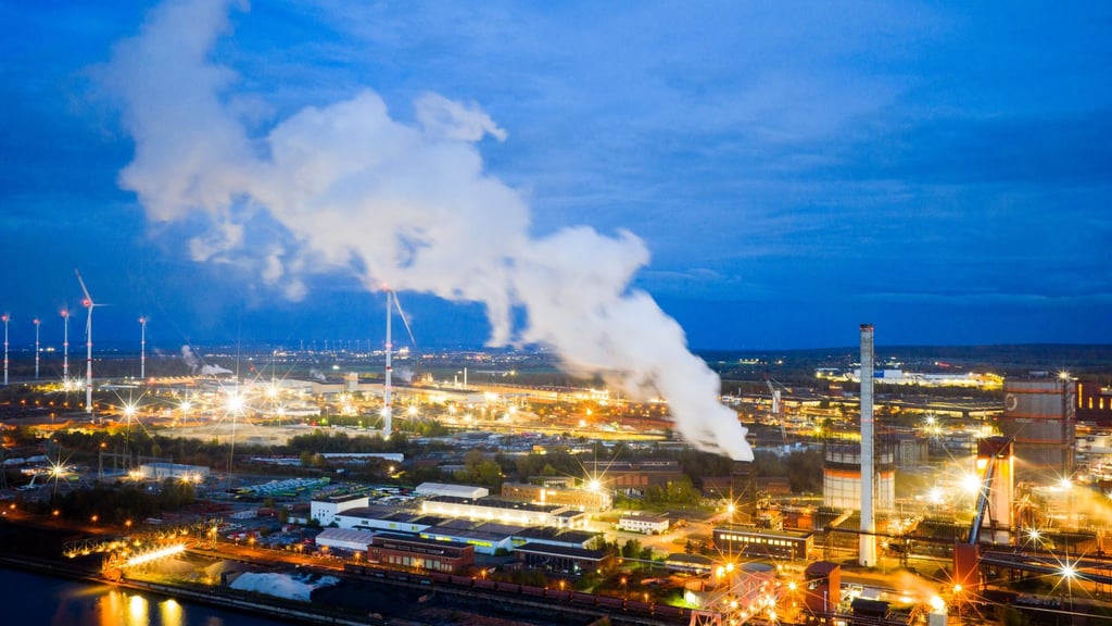 Für viele Industriebetriebe entscheidet der Strompreis über die Wettbewerbsfähigkeit. (Symbolbild)