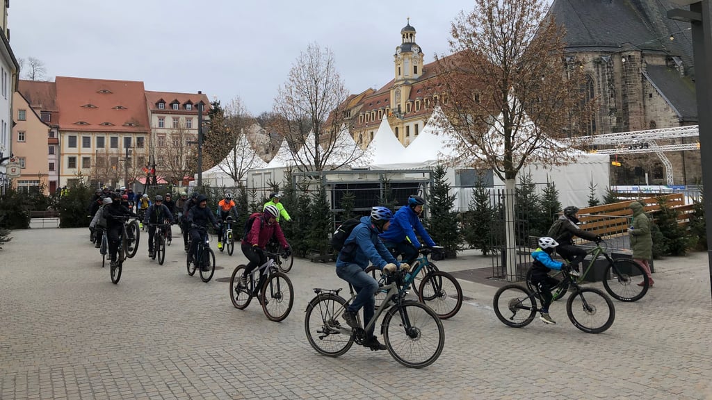 Viele leidenschaftliche Hobby-Radfahrer fanden sich trotz einsetzendem Schneefall am Mittwoch auf dem Marktplatz ein. 