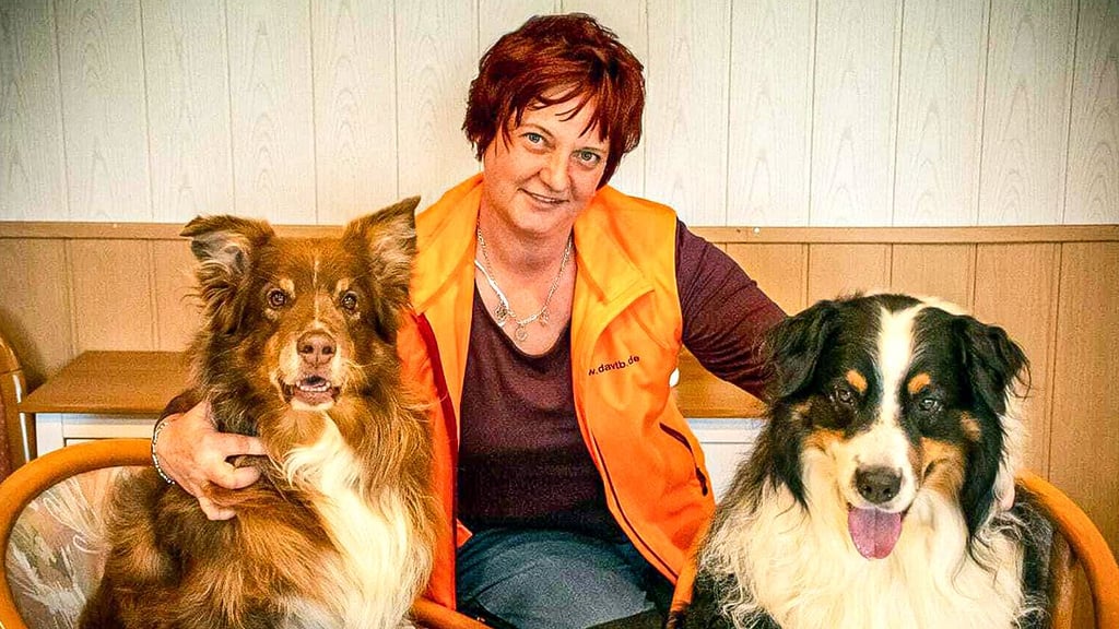 Katrin Blume mit ihren eigenen Hunden Muraco und Kholaya. Ihre Hundepension und -schule „WieWau“ bei Seehausen (Altmark) im Landkreis Stendal  betreibt sie seit zehn Jahren.