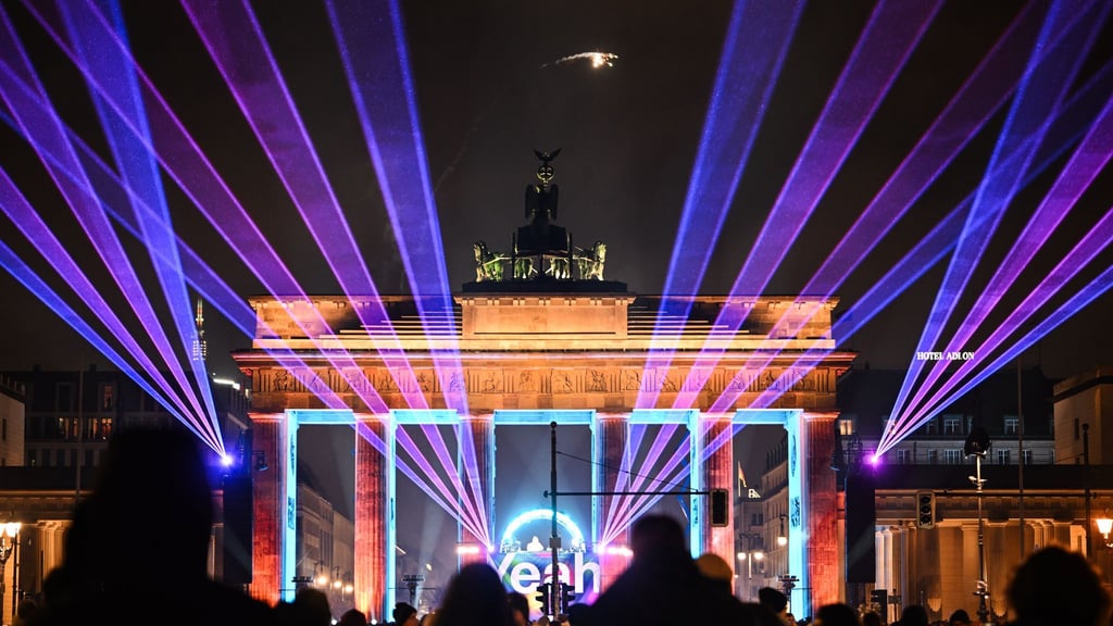 Am Brandenburger Tor in Berlin begrüßten Tausende Menschen das neue Jahr.