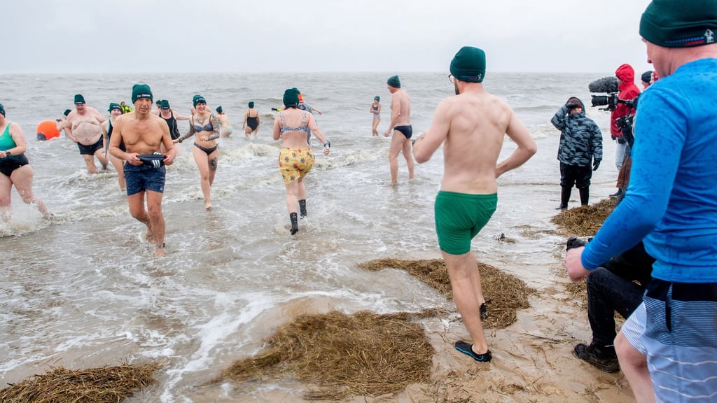 In Cuxhaven trauten sich an Neujahr Hunderte mutige Schwimmer in die Nordsee.