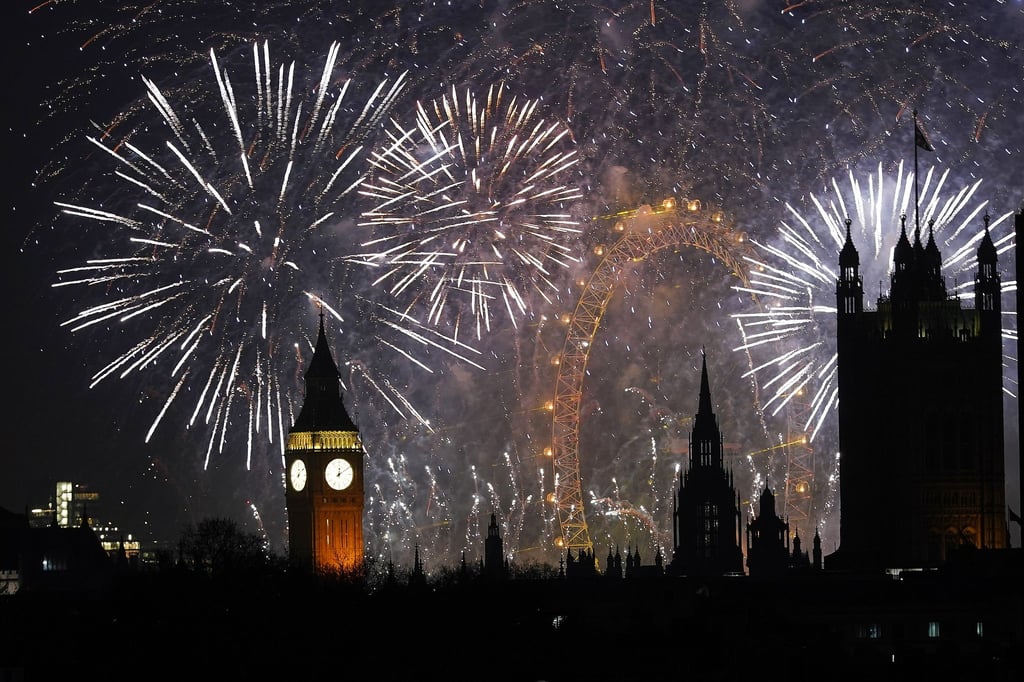 Mehr als Hunderttausend Menschen haben das neue Jahr mit einem Mega-Feuerwerk in London begrüßt.