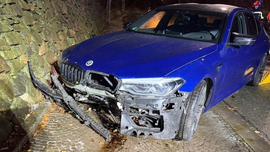 Auf glatter Straße kracht am Silvesterabend ein Auto gegen die Mauer am Wendischen Berg in Zeitz.  