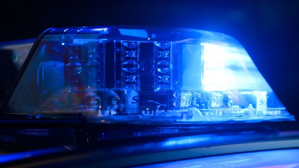 Unbekannte Täter sprengten in der Nacht zu Mittwoch einen Zigarettenautomaten an der Halberstädter Straße in Magdeburg.